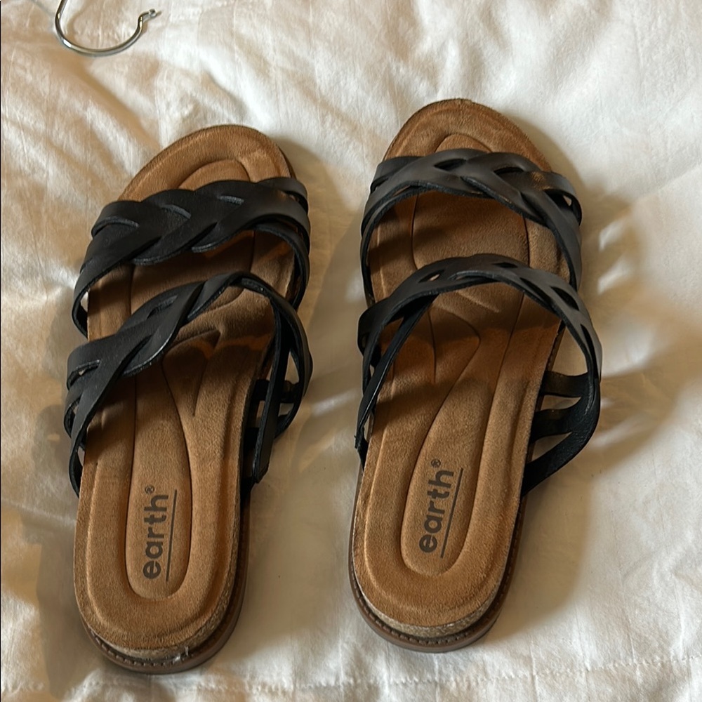Earth Women's Black Sandals - Picture 4 of 5